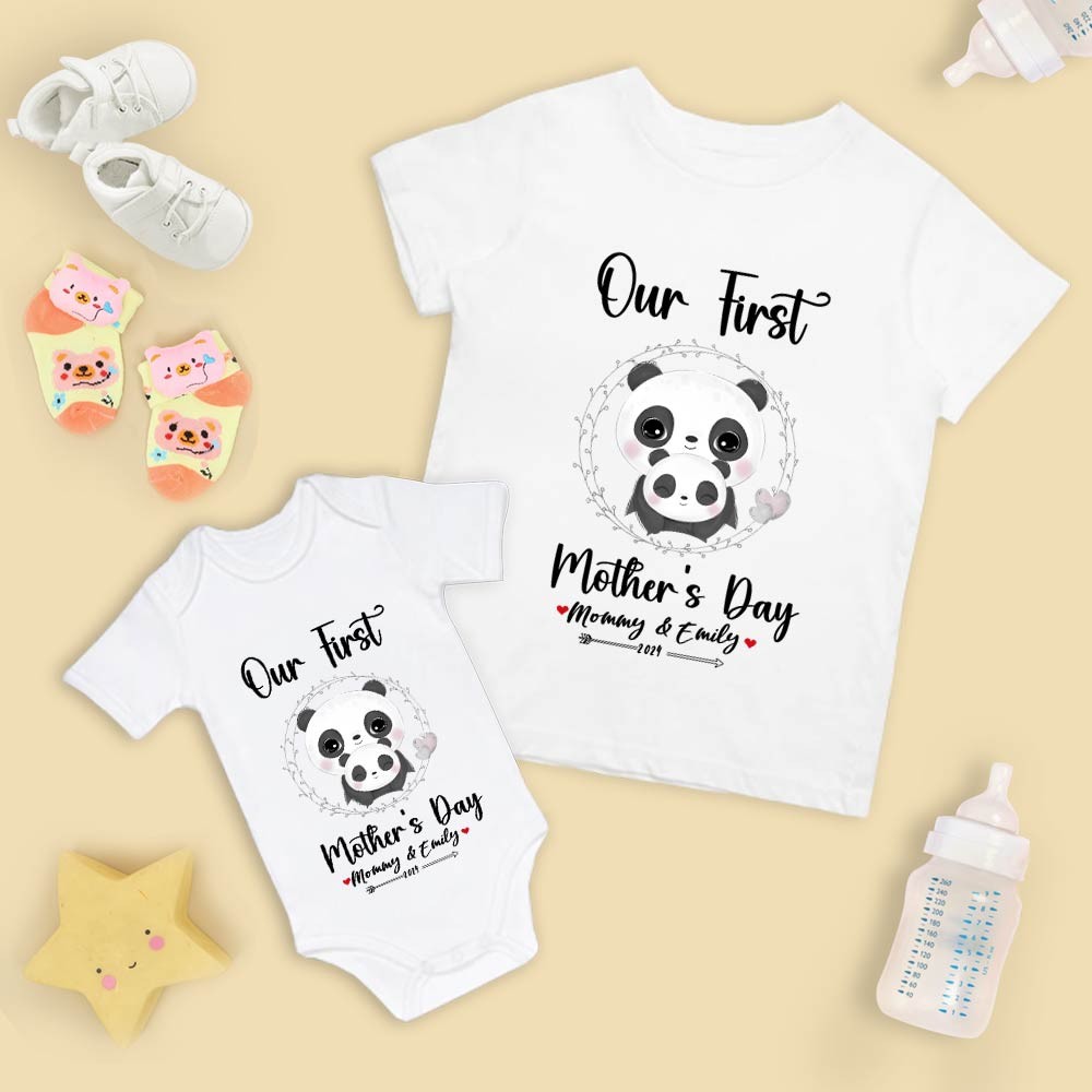 Notre premier ensemble maman et bébé pour la fête des mères / chemise assortie, cadeau maman et bébé, maman bébé pandas, t-shirt body barboteuse babygrow gilet ensemble, cadeau de nouvelle maman, cadeau de fête des mères
