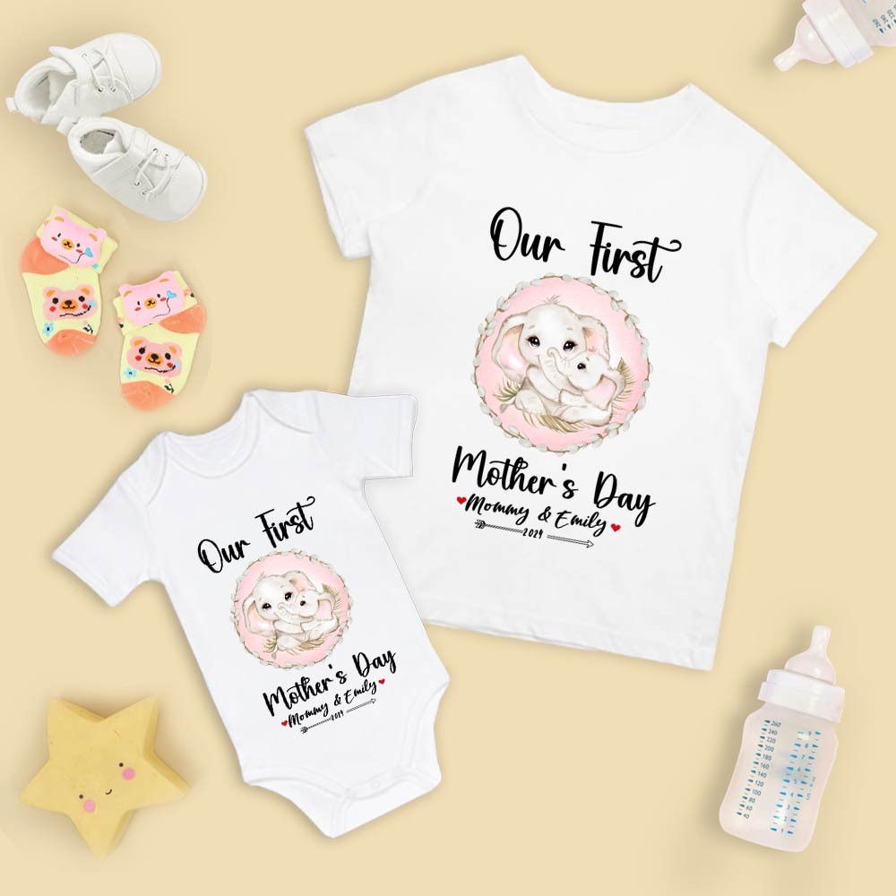 Notre premier ensemble maman et bébé pour la fête des mères / chemise assortie, cadeau maman et bébé, maman bébé éléphants, t-shirt body barboteuse babygrow gilet ensemble, cadeau de nouvelle maman, cadeau de fête des mères