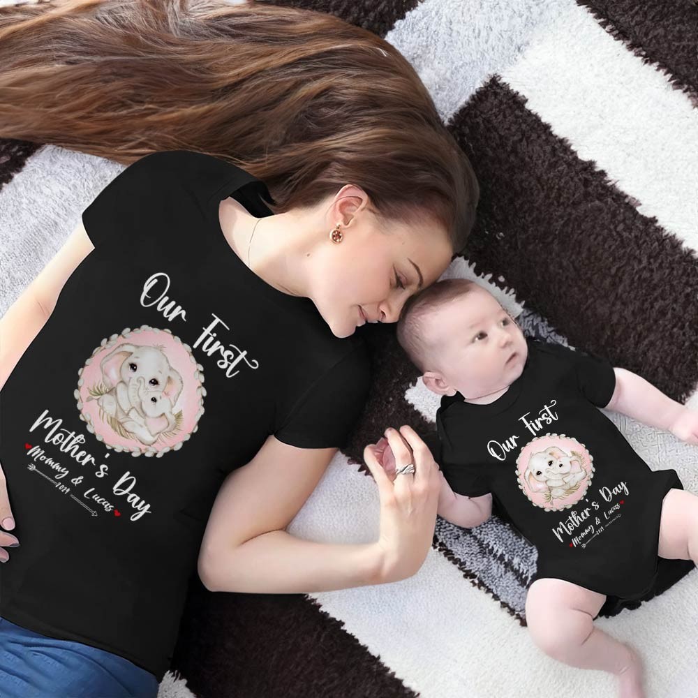 Notre premier ensemble maman et bébé pour la fête des mères / chemise assortie, cadeau maman et bébé, maman bébé éléphants, t-shirt body barboteuse babygrow gilet ensemble, cadeau de nouvelle maman, cadeau de fête des mères
