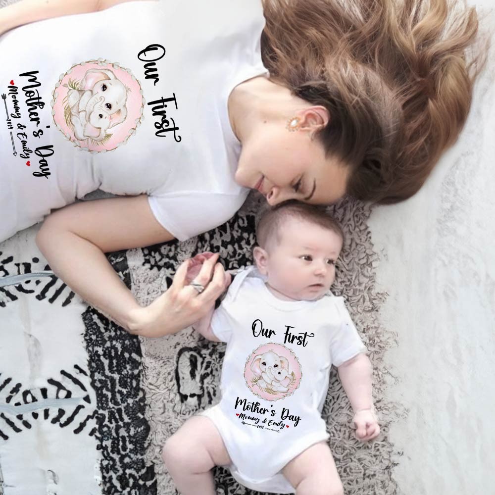 Notre premier ensemble maman et bébé pour la fête des mères / chemise assortie, cadeau maman et bébé, maman bébé éléphants, t-shirt body barboteuse babygrow gilet ensemble, cadeau de nouvelle maman, cadeau de fête des mères