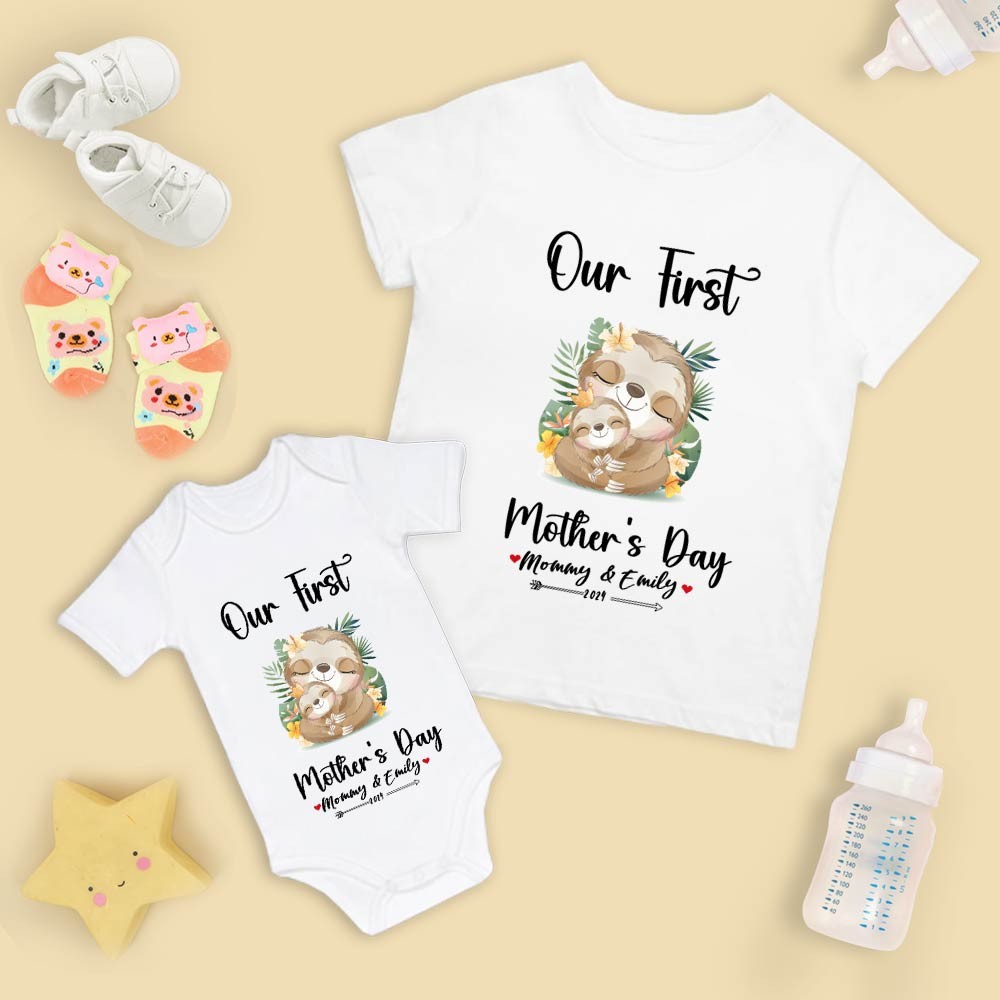 Notre premier ensemble maman et bébé pour la fête des mères / chemise assortie, cadeau maman et bébé, maman bébé paresseux, t-shirt body barboteuse babygrow gilet ensemble, cadeau de nouvelle maman, cadeau de fête des mères