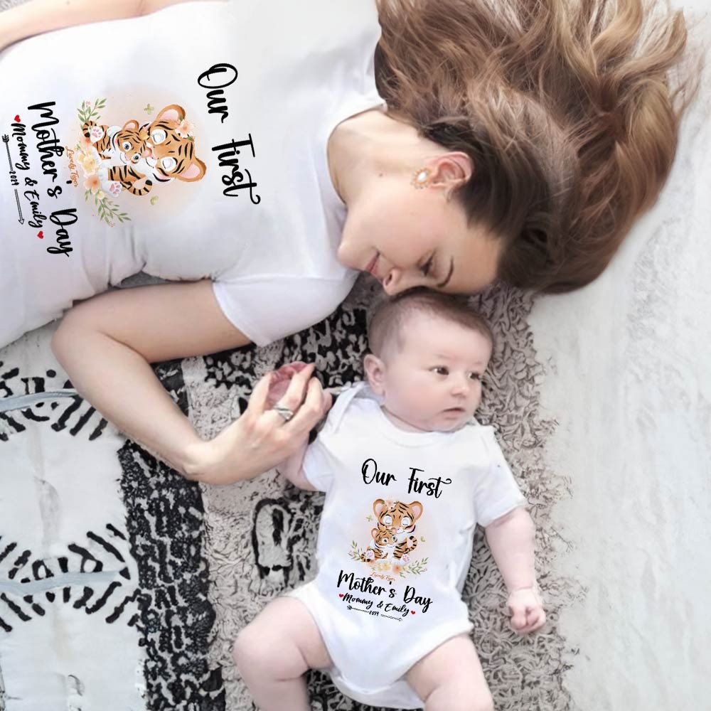 Notre premier ensemble maman et bébé pour la fête des mères / chemise assortie, cadeau maman et bébé, maman bébé tigres, t-shirt body barboteuse babygrow gilet ensemble, cadeau de nouvelle maman, cadeau de fête des mères