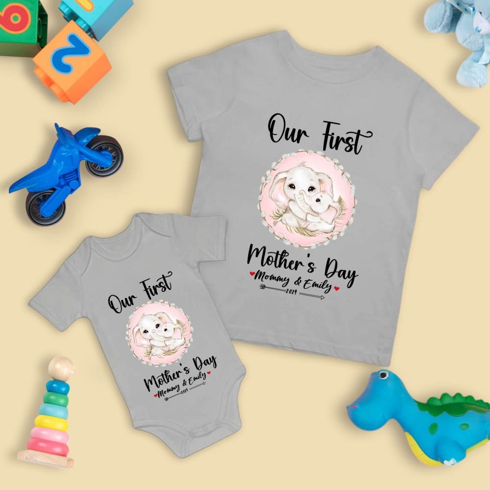 Notre premier ensemble maman et bébé pour la fête des mères / chemise assortie, cadeau maman et bébé, maman bébé éléphants, t-shirt body barboteuse babygrow gilet ensemble, cadeau de nouvelle maman, cadeau de fête des mères