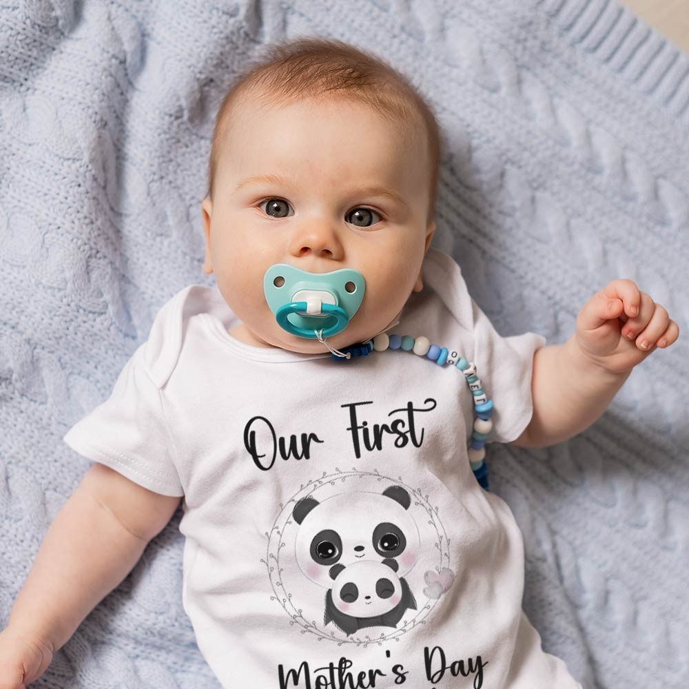 Notre premier ensemble maman et bébé pour la fête des mères / chemise assortie, cadeau maman et bébé, maman bébé pandas, t-shirt body barboteuse babygrow gilet ensemble, cadeau de nouvelle maman, cadeau de fête des mères