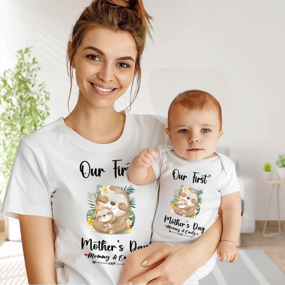 Notre premier ensemble maman et bébé pour la fête des mères / chemise assortie, cadeau maman et bébé, maman bébé paresseux, t-shirt body barboteuse babygrow gilet ensemble, cadeau de nouvelle maman, cadeau de fête des mères