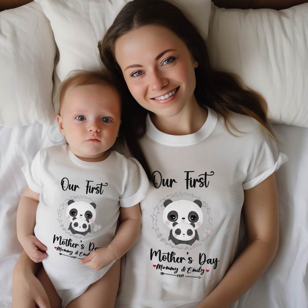 Notre premier ensemble maman et bébé pour la fête des mères / chemise assortie, cadeau maman et bébé, maman bébé pandas, t-shirt body barboteuse babygrow gilet ensemble, cadeau de nouvelle maman, cadeau de fête des mères