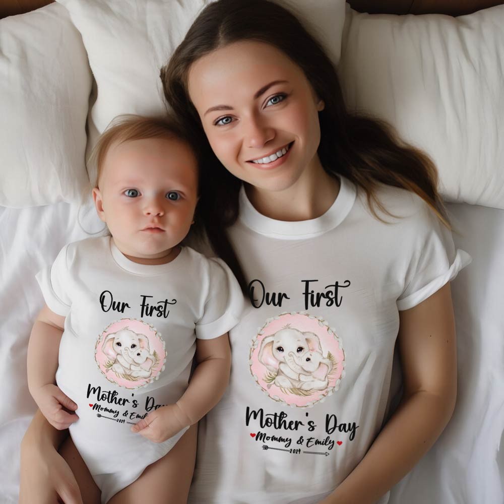 Notre premier ensemble maman et bébé pour la fête des mères / chemise assortie, cadeau maman et bébé, maman bébé éléphants, t-shirt body barboteuse babygrow gilet ensemble, cadeau de nouvelle maman, cadeau de fête des mères