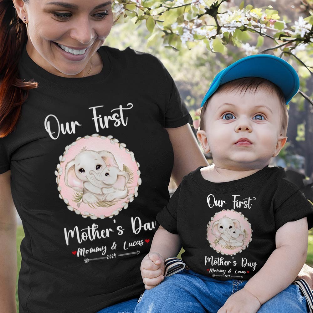 Notre premier ensemble maman et bébé pour la fête des mères / chemise assortie, cadeau maman et bébé, maman bébé éléphants, t-shirt body barboteuse babygrow gilet ensemble, cadeau de nouvelle maman, cadeau de fête des mères
