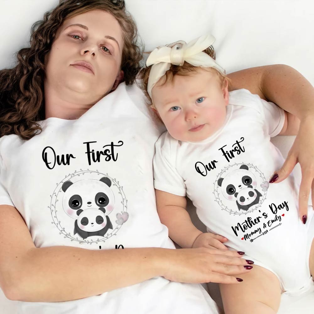 Notre premier ensemble maman et bébé pour la fête des mères / chemise assortie, cadeau maman et bébé, maman bébé pandas, t-shirt body barboteuse babygrow gilet ensemble, cadeau de nouvelle maman, cadeau de fête des mères