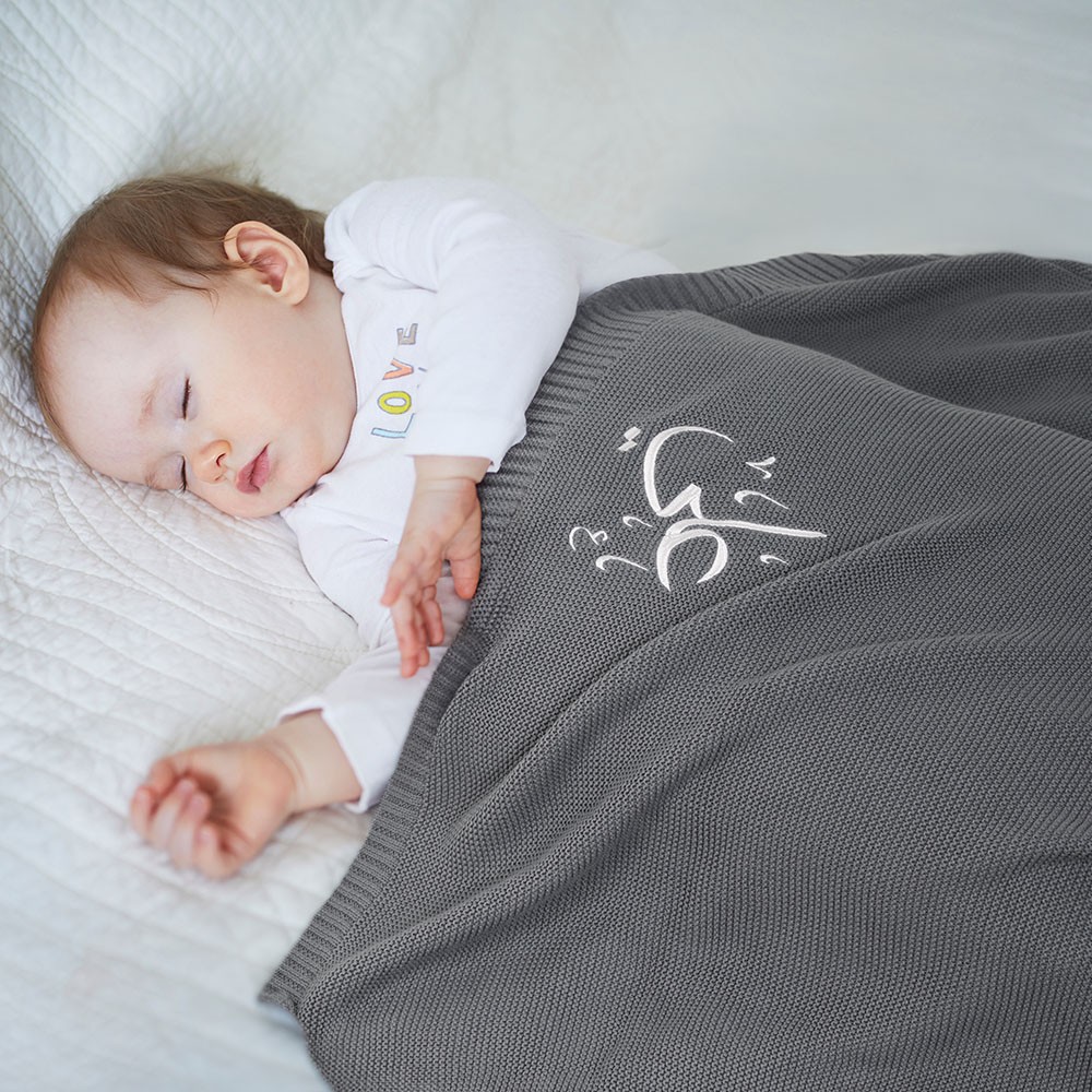 Couverture tricotée personnalisée pour bébé avec calligraphie arabe brodée, couverture personnalisée avec nom arabe, cadeau de baby shower, cadeau pour nouveau-né/nourrisson/tout-petit