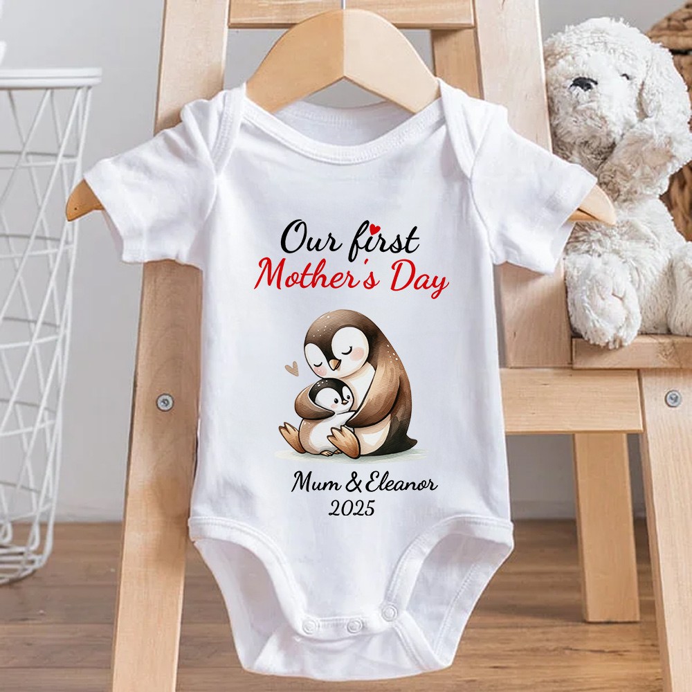 Body bébé assorti à un t-shirt avec prénom et année