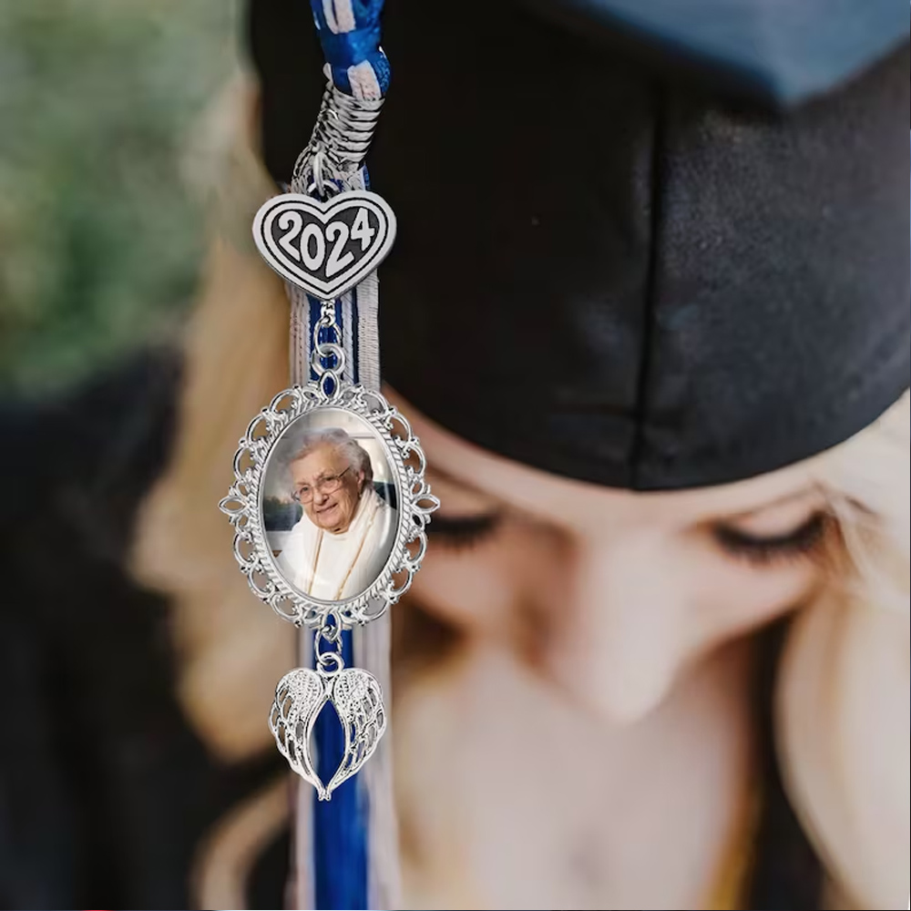 Personalisierter Foto-Anhänger mit Engelsflügeln zum Schulabschluss, Abschlussmütze Einsatz Dekoration Zubehör, Geschenk für Sie/Frau/Mann