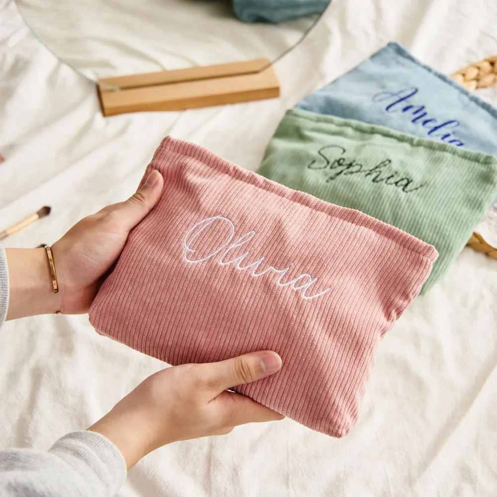 Personalisierte Kosmetiktasche aus Cord mit Namensstickerei, großes Fassungsvermögen, ideales Geschenk für Junggesellinnenabschiede, Freundinnen oder Brautjungfern.