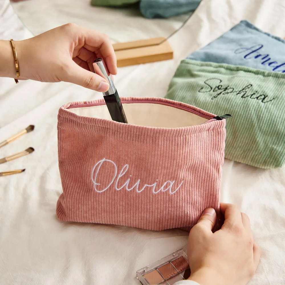 Personalisierte Kosmetiktasche aus Cord mit Namensstickerei, großes Fassungsvermögen, ideales Geschenk für Junggesellinnenabschiede, Freundinnen oder Brautjungfern.