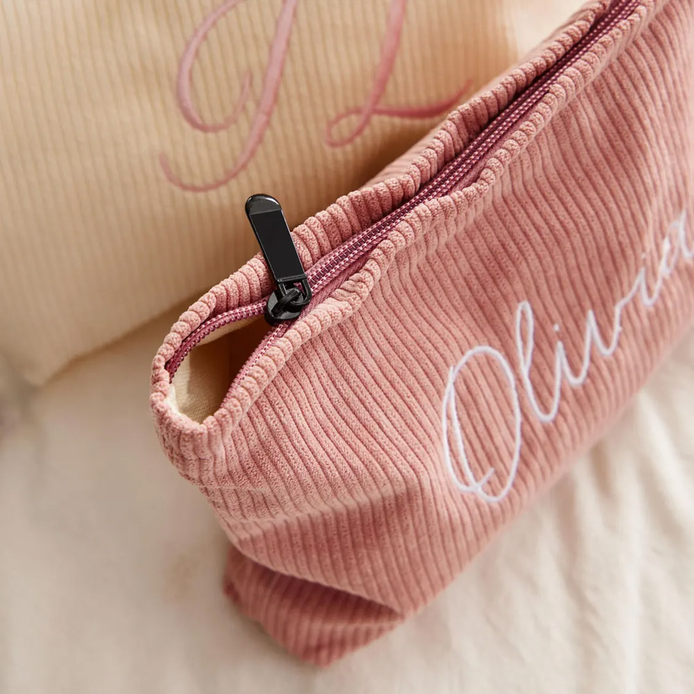 Personalisierte Kosmetiktasche aus Cord mit Namensstickerei, großes Fassungsvermögen, ideales Geschenk für Junggesellinnenabschiede, Freundinnen oder Brautjungfern.