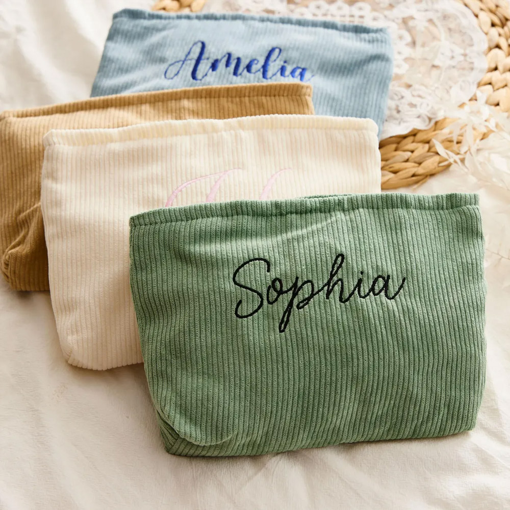 Personalisierte Kosmetiktasche aus Cord mit Namensstickerei, großes Fassungsvermögen, ideales Geschenk für Junggesellinnenabschiede, Freundinnen oder Brautjungfern.