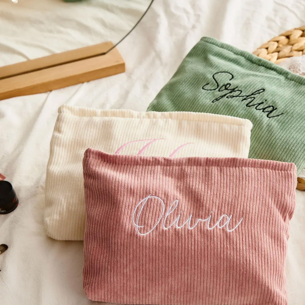 Personalisierte Kosmetiktasche aus Cord mit Namensstickerei, großes Fassungsvermögen, ideales Geschenk für Junggesellinnenabschiede, Freundinnen oder Brautjungfern.