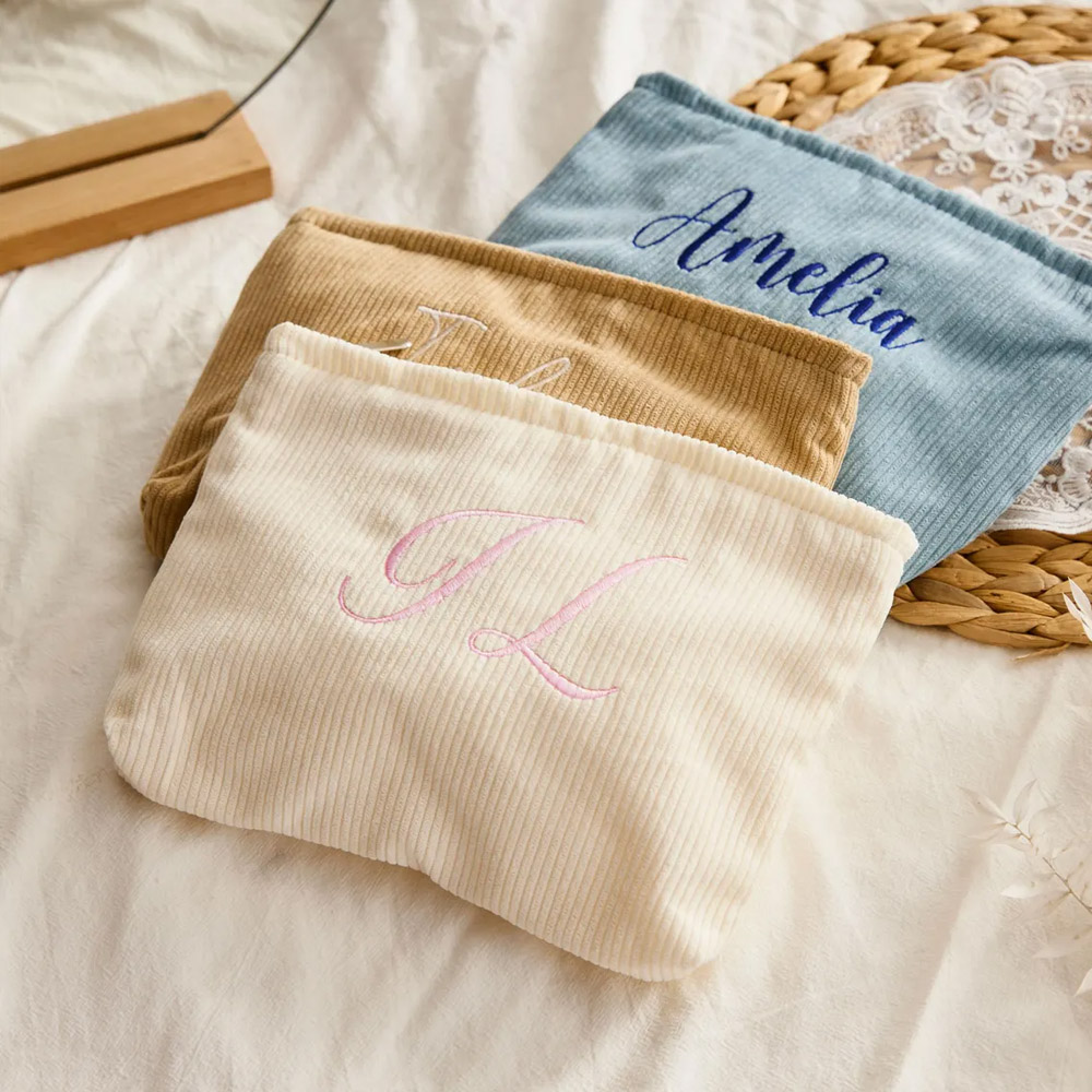 Personalisierte Kosmetiktasche aus Cord mit Namensstickerei, großes Fassungsvermögen, ideales Geschenk für Junggesellinnenabschiede, Freundinnen oder Brautjungfern.