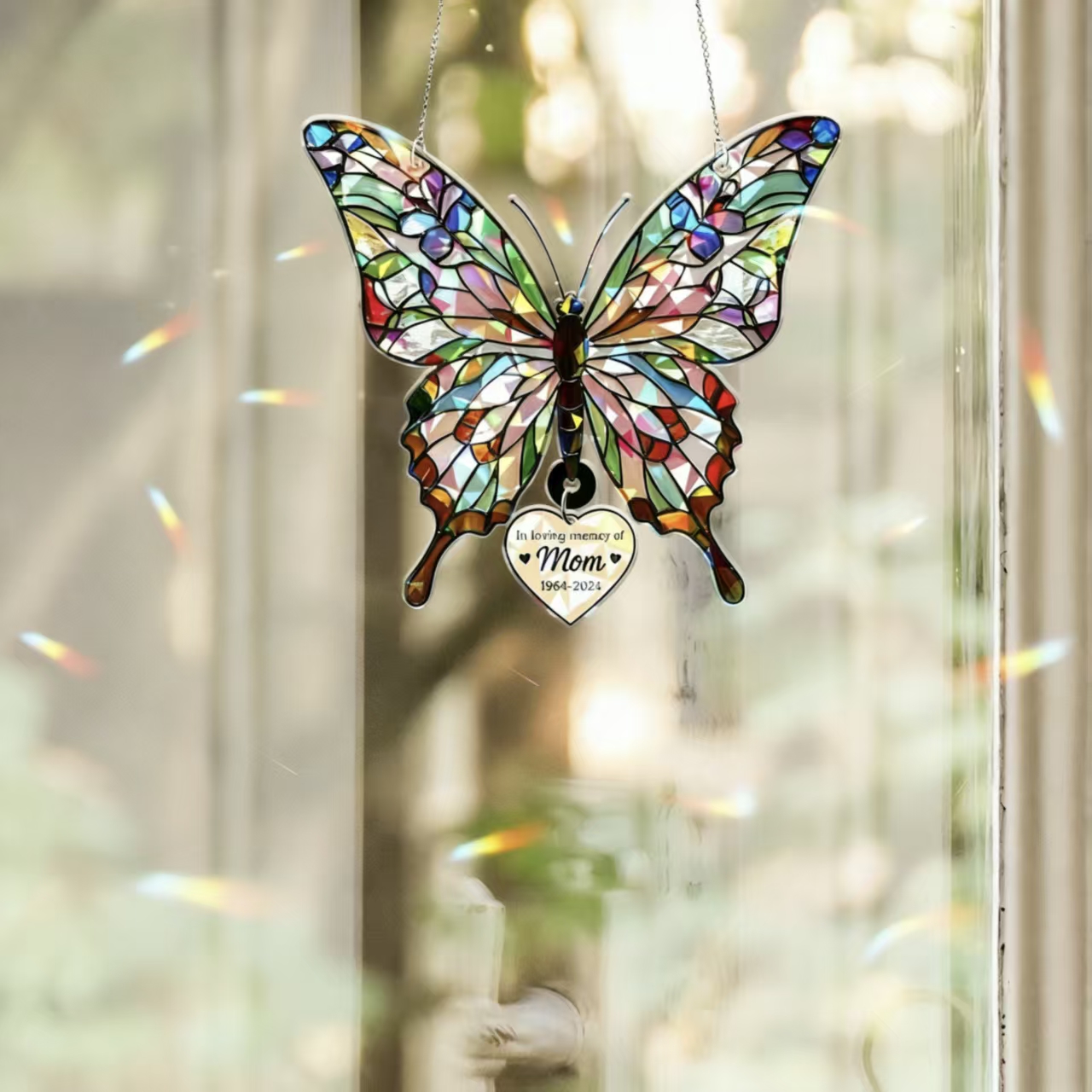 Gepersonaliseerde holografische vlinder raamhanger met hartvormig plaatje, gebrandschilderd gedenkornament voor het raam, woondecoratie, verjaardagscadeau voor moeder/familie