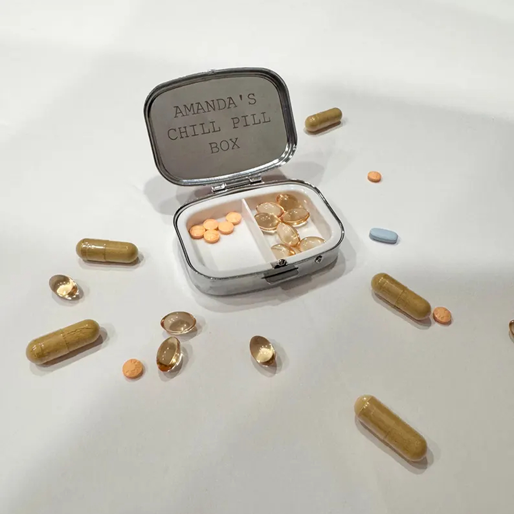Personlig bärbar pillerdosa med namn i form av sardiner, konserverad fisk med 2 fack, medicinlåda med vitaminpiller, resepresent till familj/vänner