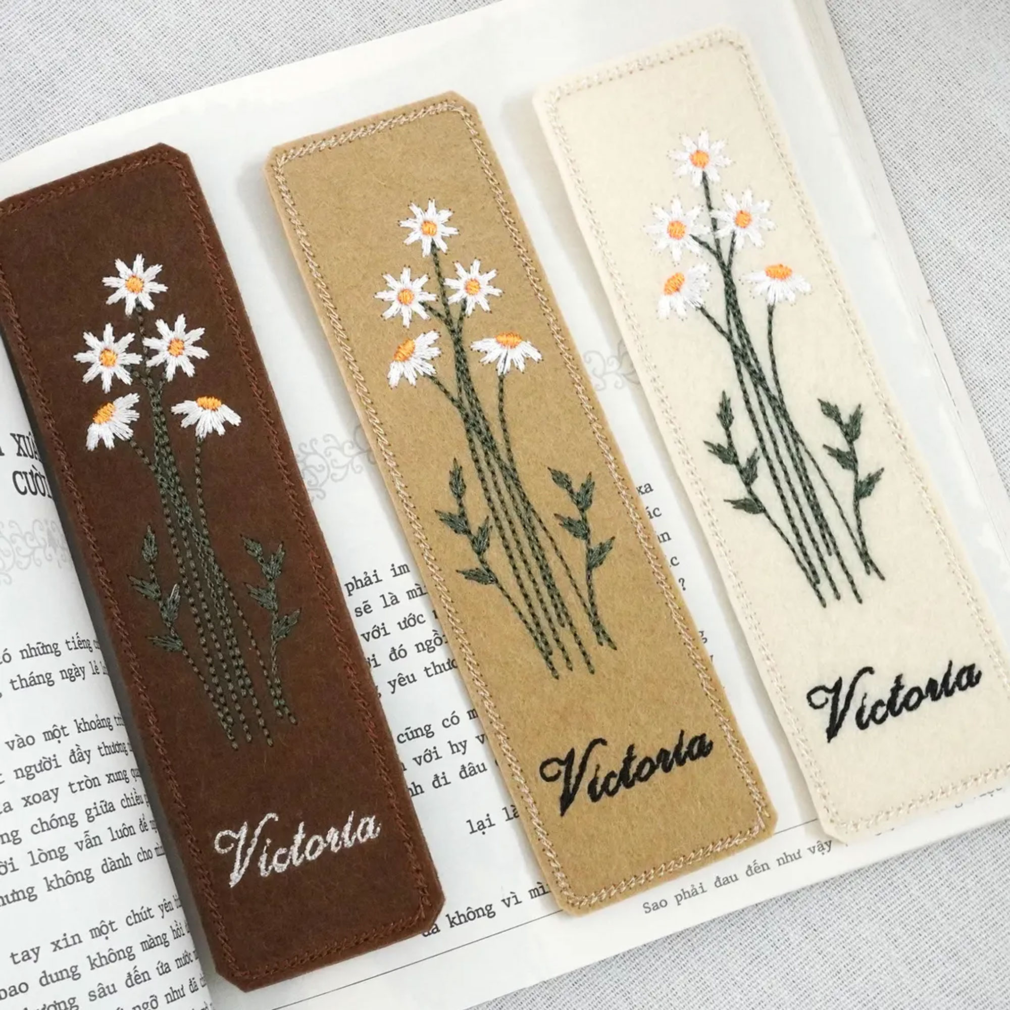 Personalized Embroidered Felt Daisy Lavender Bookmark with Name, Elegant Floral Bookmark, Birthday/Anniversary Gift for Book Lovers/Readers/Women