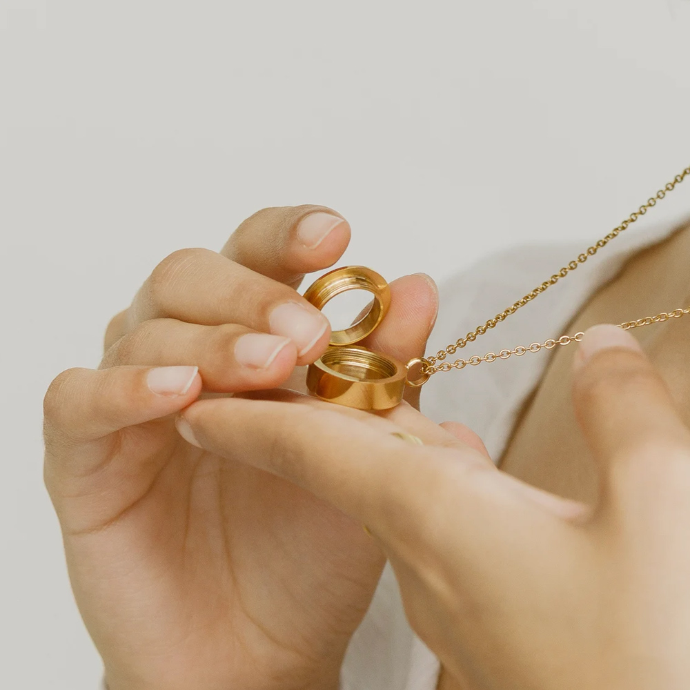 Collier médaillon personnalisé gravé avec nom, urne funéraire transparente pour poils d'animal, souvenir commémoratif, cadeau de condoléances pour les propriétaires d'animaux disparus.