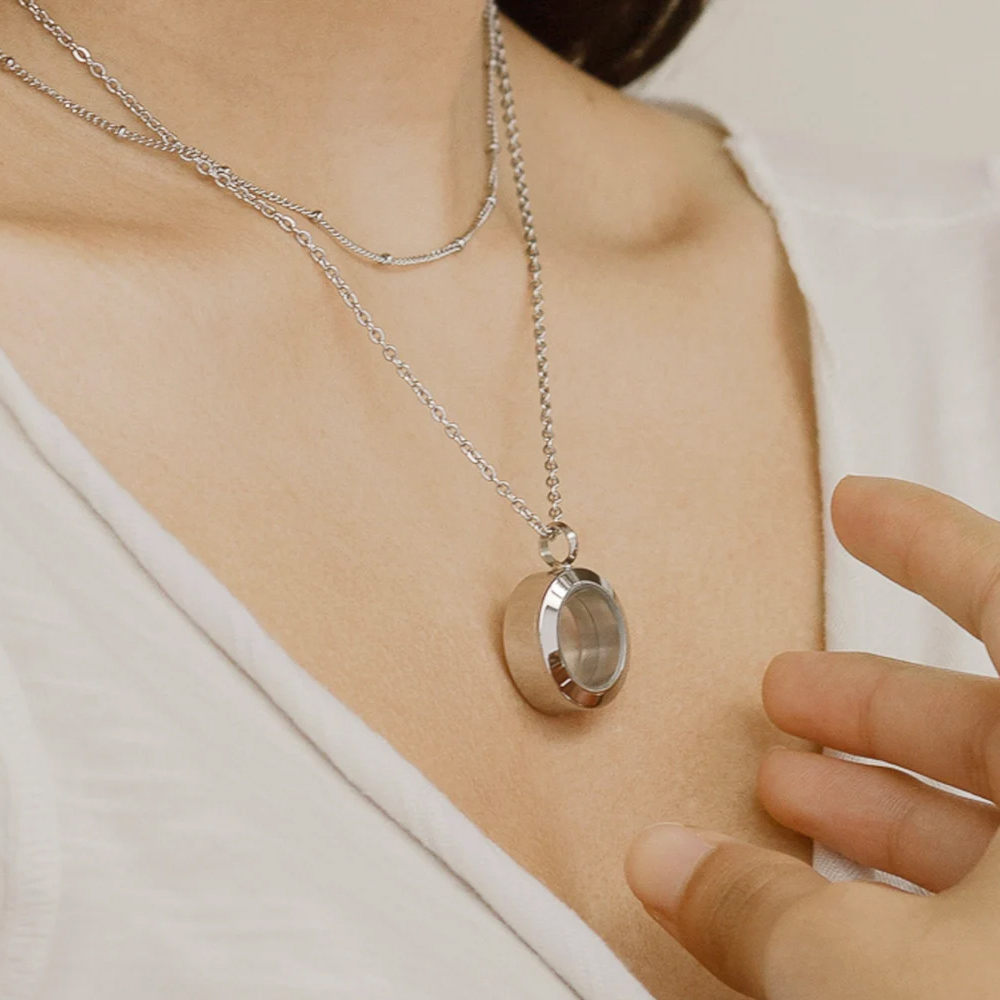 Collier médaillon personnalisé gravé avec nom, urne funéraire transparente pour poils d'animal, souvenir commémoratif, cadeau de condoléances pour les propriétaires d'animaux disparus.