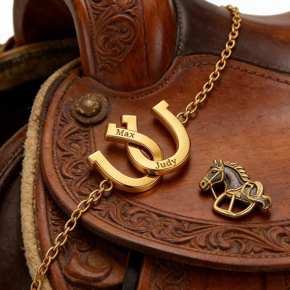 Personalized Engraved Interlocking Double Horseshoes Bracelet with Names, Western Equestrian Cowgirl Jewelry, Sentimental Gift for Horse Riders/Her
