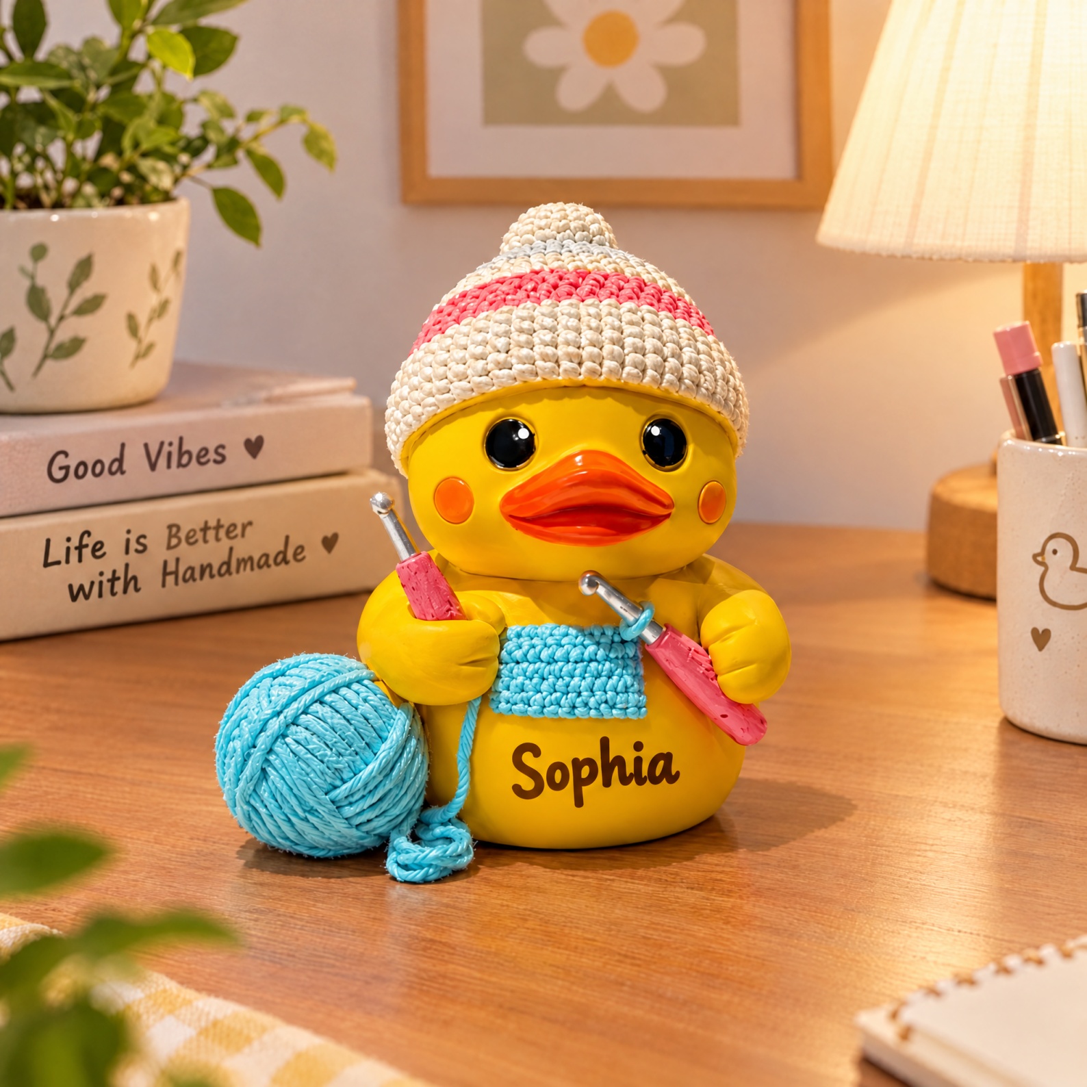 Personlig söt stickande anka-figur med namn, gul anka-staty med garn och sticknålar, julklapp för virknings-/stickälskare