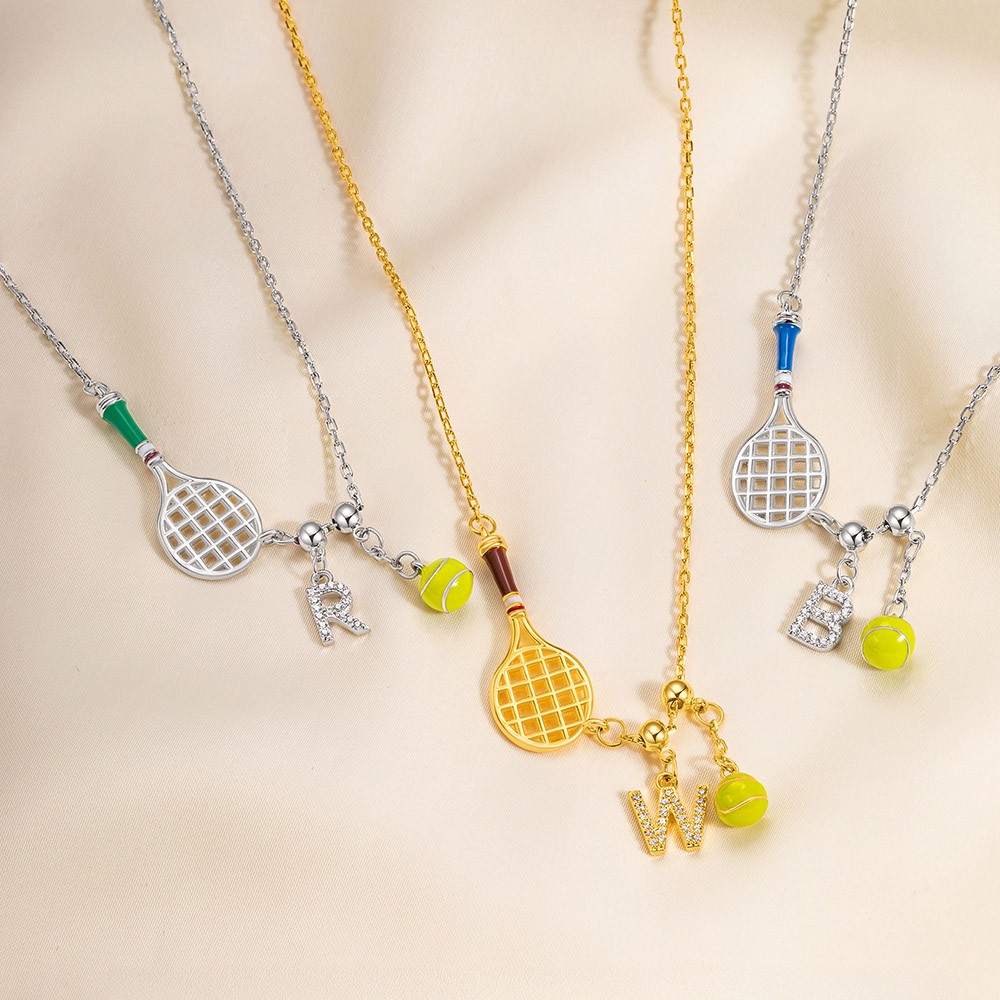 Personalisierte Tennisschläger-Halskette mit Initialen- und Ballanhänger, Sport-Anhänger-Halskette, zierlicher Schmuck, Geburtstags-/Spieltagsgeschenk für Tennisliebhaber/Frauen