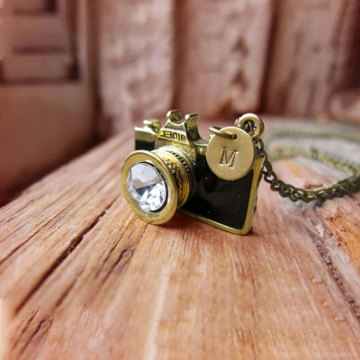Collier caché vintage personnalisé, pendentif estampillé personnalisé, collier d'appareil photo miniature, cadeau de photographe pour photographe/femme