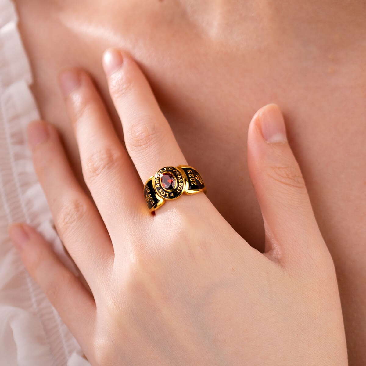 Gravyr Mässing Signet Statement Ring