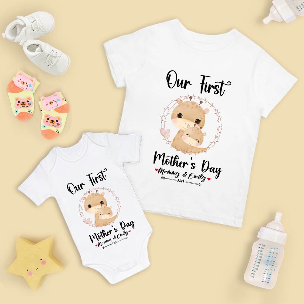 Notre premier ensemble maman et bébé pour la fête des mères / chemise assortie, cadeau maman et bébé, maman bébé girafes, t-shirt body barboteuse babygrow gilet ensemble, cadeau de nouvelle maman, cadeau de fête des mères