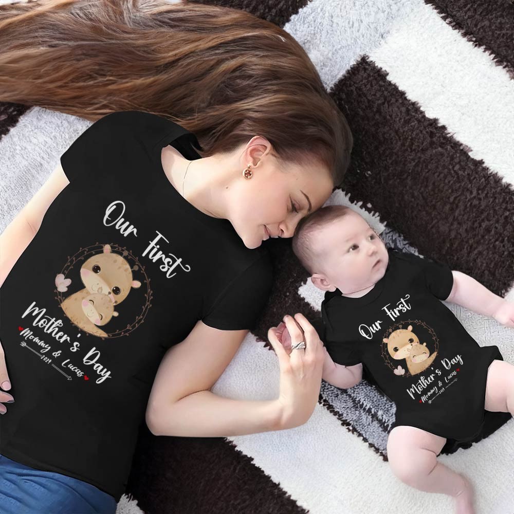 Notre premier ensemble maman et bébé pour la fête des mères / chemise assortie, cadeau maman et bébé, maman bébé girafes, t-shirt body barboteuse babygrow gilet ensemble, cadeau de nouvelle maman, cadeau de fête des mères
