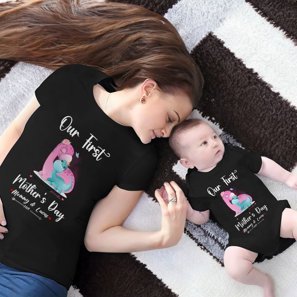 Notre premier ensemble maman et bébé pour la fête des mères / chemise assortie, cadeau maman et bébé, maman bébé dinosaures, t-shirt body barboteuse babygrow gilet ensemble, cadeau de nouvelle maman, cadeau de fête des mères