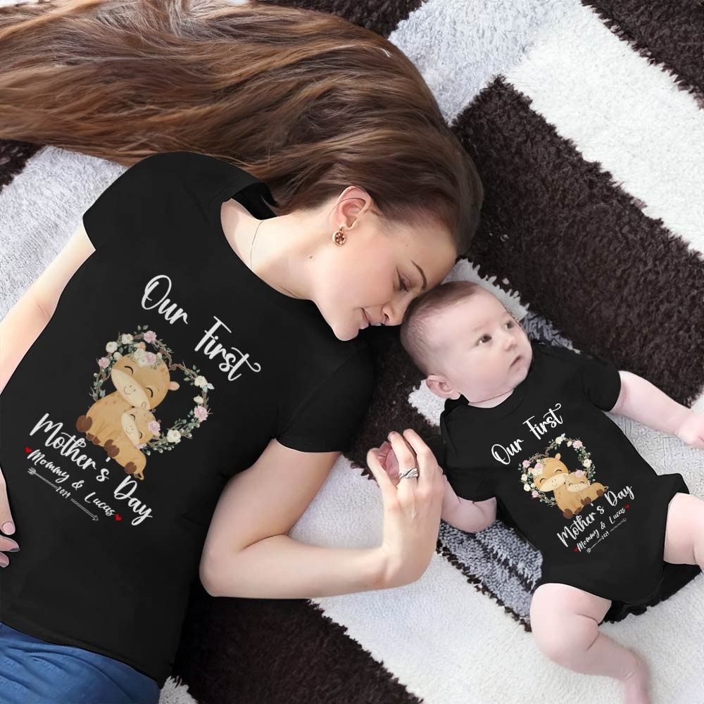 Unser erstes Muttertags-Set für Mutter und Baby/passendes Hemd, Geschenk für Mama und Baby, Mama-Baby-Hasen, T-Shirt-Body, Strampler, Babygrow-Weste-Set, Geschenk für neue Mutter, Muttertagsgeschenk