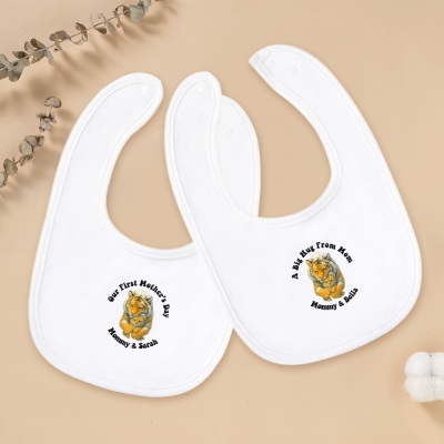 Personalisiertes Babylätzchen zum ersten Muttertag, Tiger Hug Design, weich und saugfähig, Mamas liebevolles Umarmungsgeschenk
