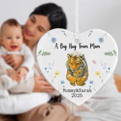 Personalisierter Herzanhänger mit Tiger-Umarmung-Design zum ersten Muttertag, liebevolle Umarmung von Mama, personalisiertes Geschenk für neue Mama