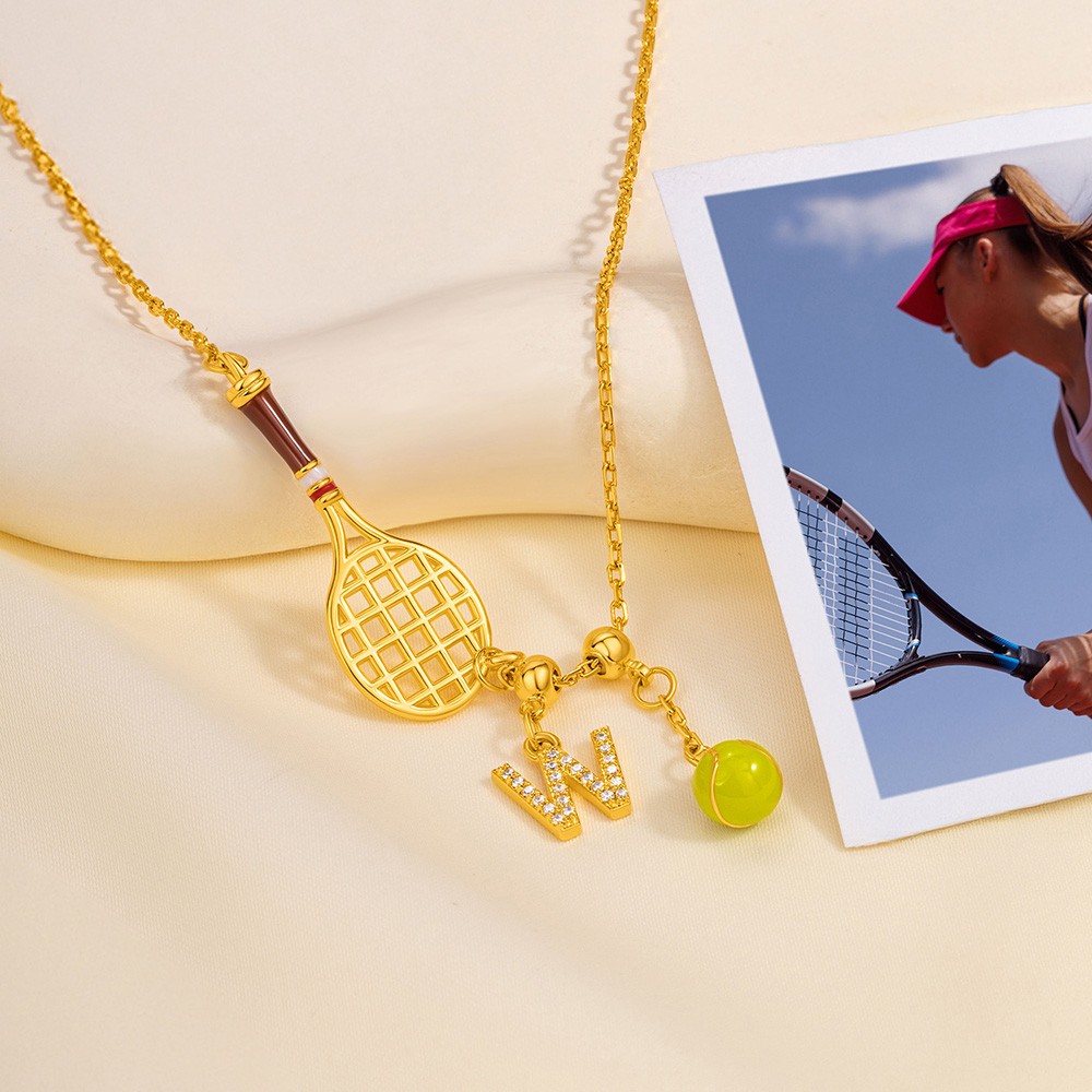 Personalisierte Tennisschläger-Halskette mit Initialen- und Ballanhänger, Sport-Anhänger-Halskette, zierlicher Schmuck, Geburtstags-/Spieltagsgeschenk für Tennisliebhaber/Frauen