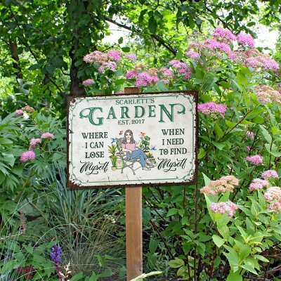 Personalized Cartoon Character Garden Sign with Name and Date, Retro Metal Sign for Yard Decor, Housewarming/Birthday Gift for Gardening Lovers