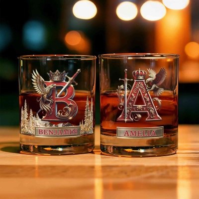 Anpassat namn Örn &amp; Svärd Krona Alfabet Vinglas, 28 cl Bourbon Whiskey Gammaldags Glas, Födelsedags-/Fars dags-/Bröllopspresent till honom/pappa/Bästa män