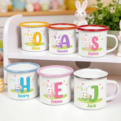 Personalisierter Emaillebecher mit Namen, Cartoon-Hasen und buntem Ei, 350 ml Becher mit Henkel, Campingbecher aus Zinn, Ostergeschenk für Kinder/Jungen/Mädchen