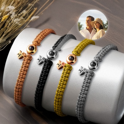 Braccialetto con ciondolo personalizzato con proiezione di foto e iniziali, braccialetto minimalista in corda intrecciata, regalo di anniversario/San Valentino per lei/lui/coppie