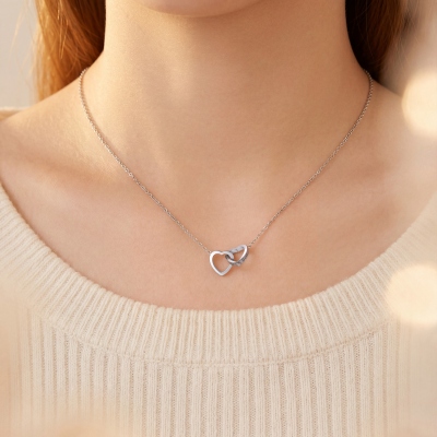 Collier avec doubles noms et cœurs entrelacés