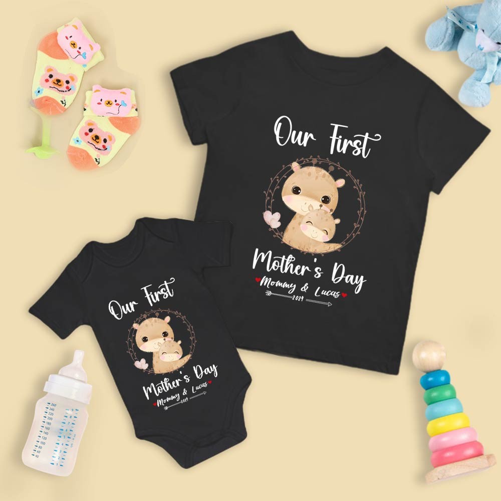 Notre premier ensemble maman et bébé pour la fête des mères / chemise assortie, cadeau maman et bébé, maman bébé girafes, t-shirt body barboteuse babygrow gilet ensemble, cadeau de nouvelle maman, cadeau de fête des mères