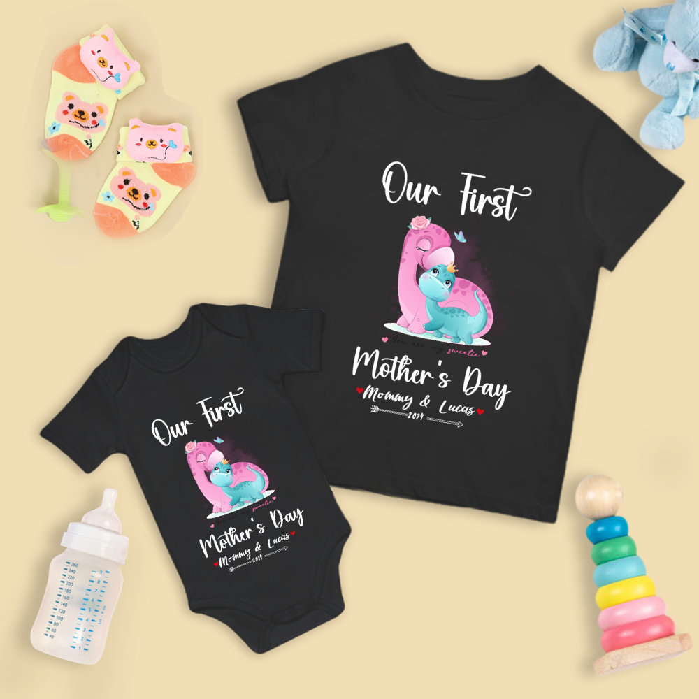 Notre premier ensemble maman et bébé pour la fête des mères / chemise assortie, cadeau maman et bébé, maman bébé dinosaures, t-shirt body barboteuse babygrow gilet ensemble, cadeau de nouvelle maman, cadeau de fête des mères