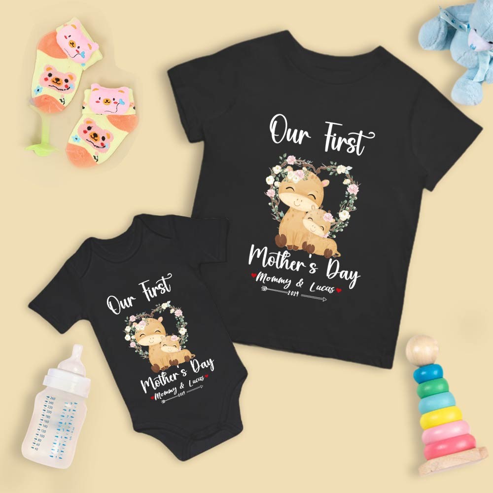 Unser erstes Muttertags-Set für Mutter und Baby/passendes Hemd, Geschenk für Mama und Baby, Mama-Baby-Hasen, T-Shirt-Body, Strampler, Babygrow-Weste-Set, Geschenk für neue Mutter, Muttertagsgeschenk