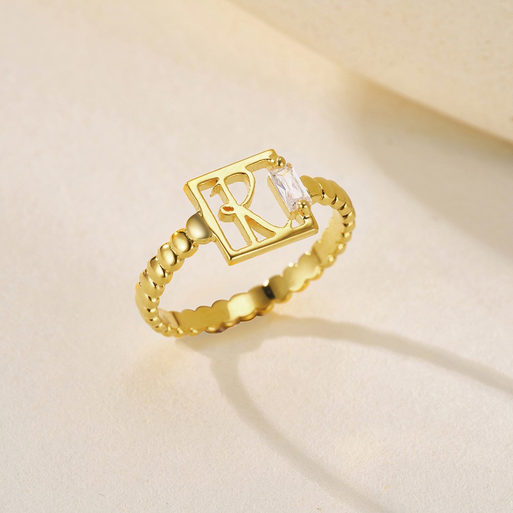 Bague lettre personnalisée avec pierre de naissance