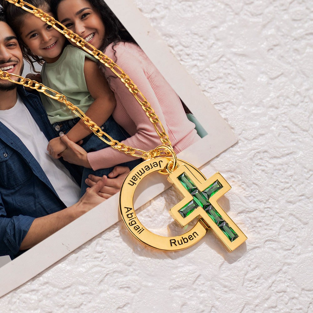 multiple family names circle pendant