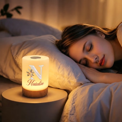 Luce notturna ricaricabile con iniziale, fiore di nascita e effetto madreperla, dimmerabile, controllo touch, di design personalizzato, ideale per la camera da letto o come regalo di compleanno per donne.